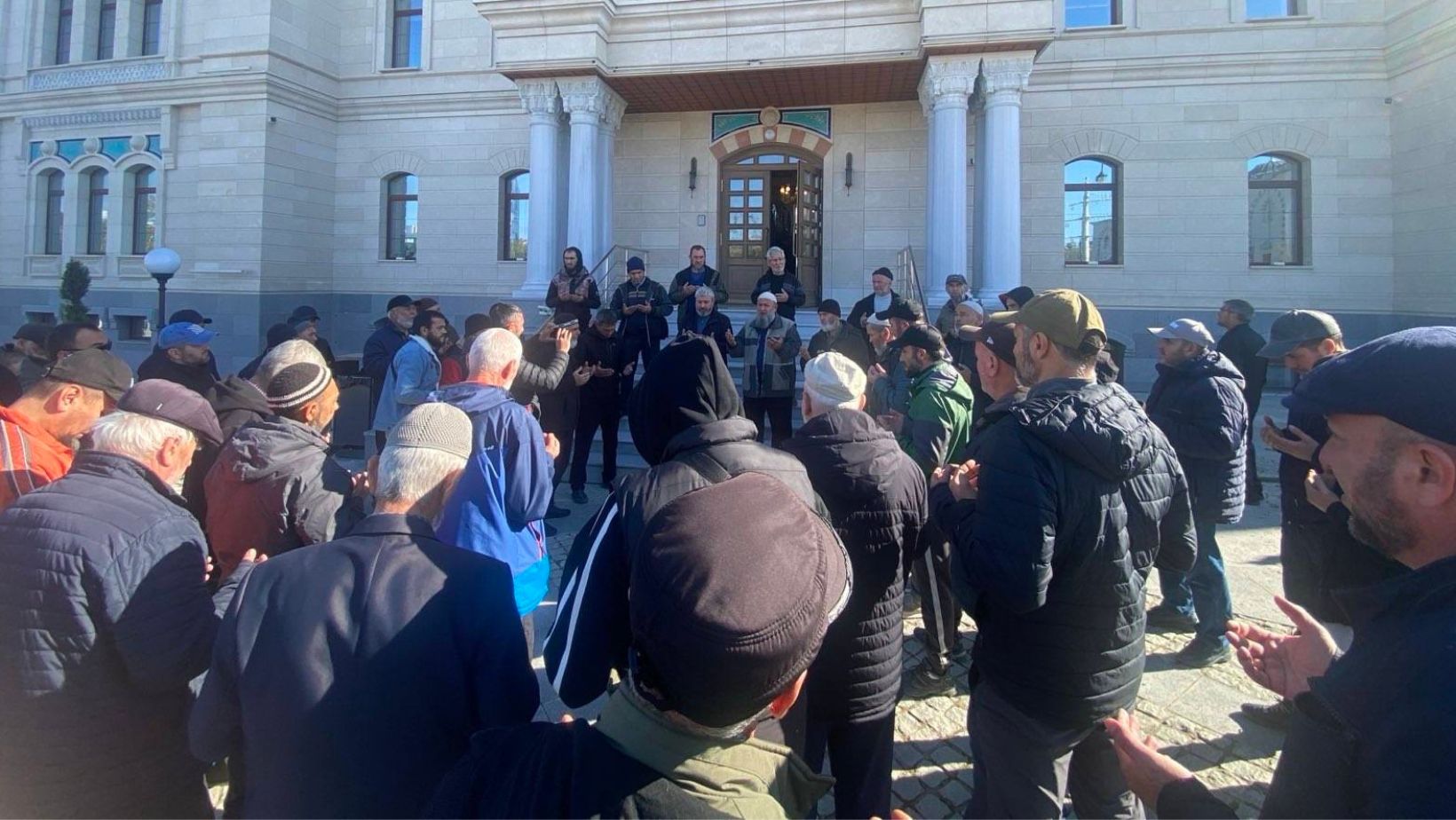 Люди зібрались будівлі "Духовного управління мусульман Криму" в окупованому Сімферополі.&nbsp;Фото: Кримська солідарність